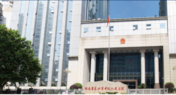 落马中院女法官的朋友圈：官员企业主律师...丈夫曾任高院庭长