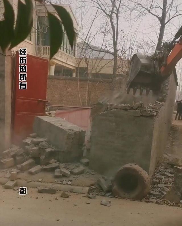 男子务工3年回家发现巷口被邻居占一半，沟通无果叫挖掘机拆墙，律师：行为属私力救济