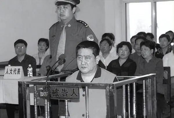 他是“警界第一败类”，霸占舞女，包养情妇生娃，敛财5千万后，被判死刑